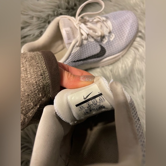 Womens 6.5 Nike Flex running sneakers - Picture 4 of 4